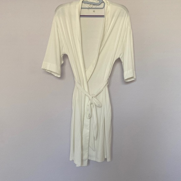 Cozy Earth White Bamboo Robe XS - Picture 1 of 7